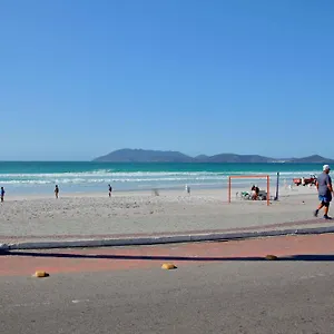 A 5 Minutos Andando Ate A Praia Do Forte ,1 Quarto, Ar Condicionado,cozinha ,garagem , Ao Lado De Restaurantes E Comercio Cabo Frio